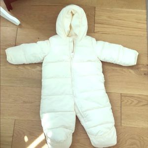 Unisex white snowsuit 6-12mo